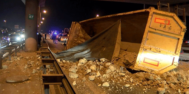 Avcılar'da dorsesi açılan kamyon üst geçite çarptı