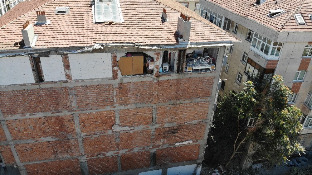 Avcılar’da duvarı olmayan ev, havadan görüntülendi 