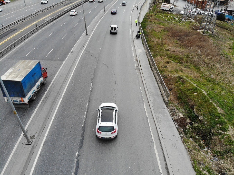 Avcılar’da E-5 yanyolda korkutan çatlaklar 