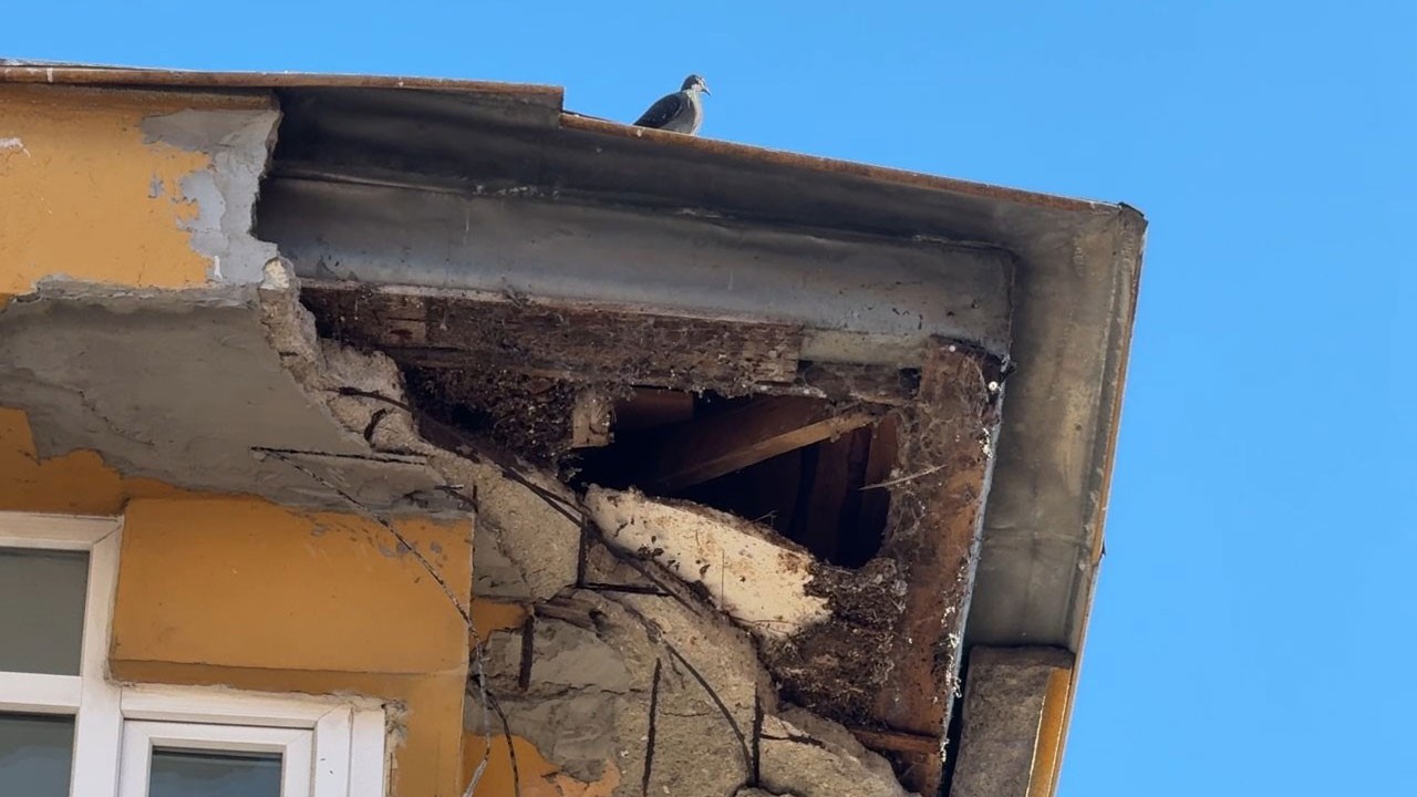 Avcılar’da faciadan dönüldü! Çatıdan beton yağdı