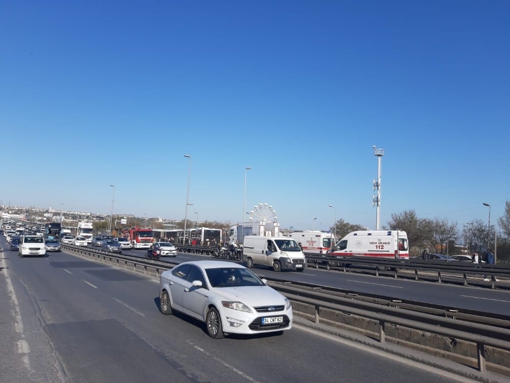 Avcılar’da iki metrobüs kafa kafaya çarpıştı: 4 yaralı 