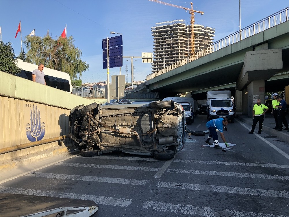 Avcılar’da ıslak zeminde kontrolden çıkan araç takla attı 