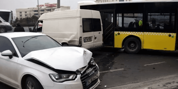 Avcılar'da kayarak yolu kapatan İETT otobüsüne iki araç çarptı!
