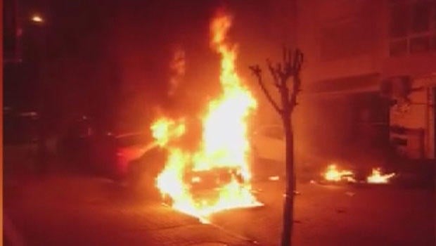 Avcılar'da kaza yapan motosiklet alev aldı!