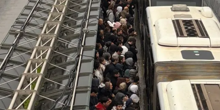 Avcılar’da metrobüs çilesi: Seferler felç oldu