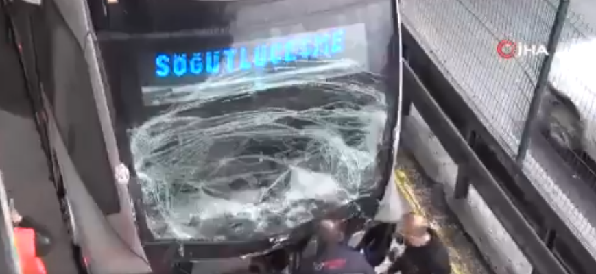 Avcılar’da metrobüs faciası! Çok sayıda yaralı var