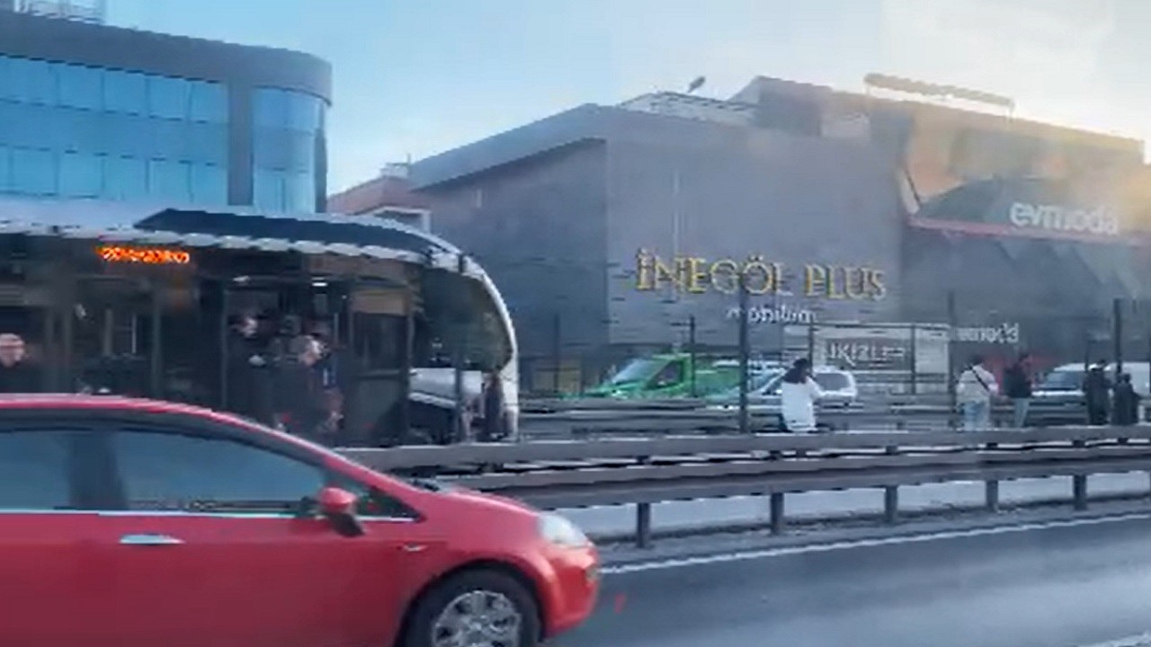 Avcılar'da metrobüsten dumanlar yükseldi