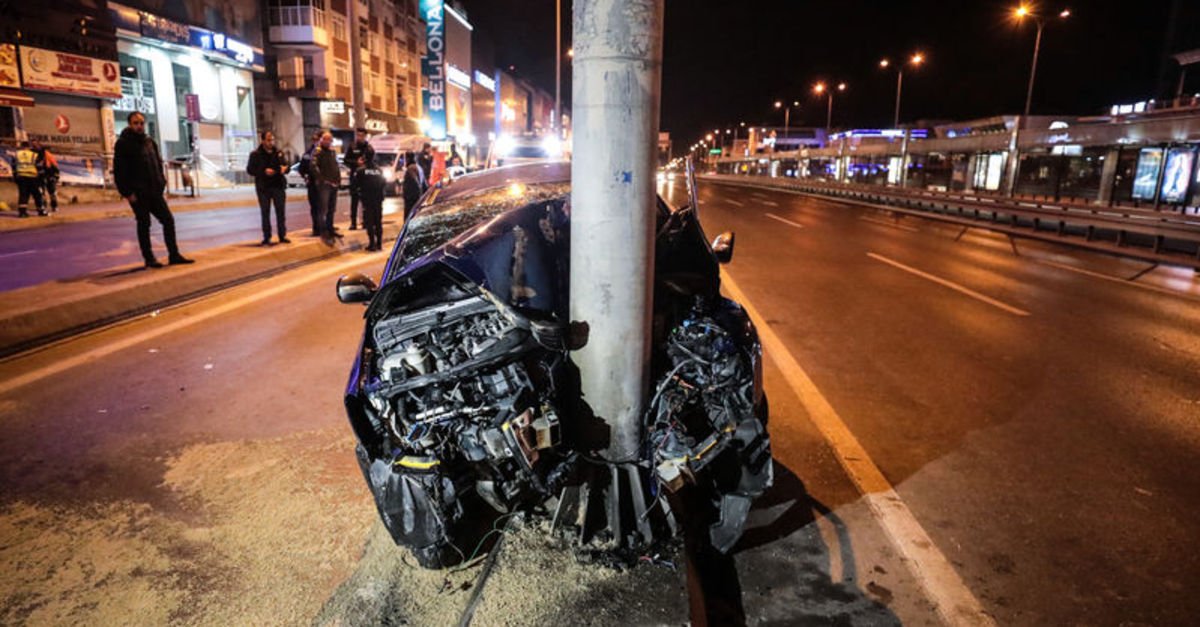 Avcılar'da otomobil direğe çarptı: 1'i ağır 6 yaralı