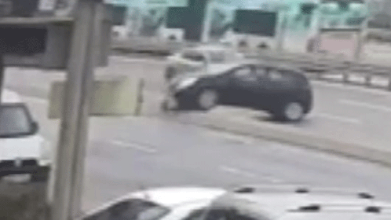 Avcılar'da otomobil metrobüs bariyerlerine çarptı! Kaza anı kamerada!