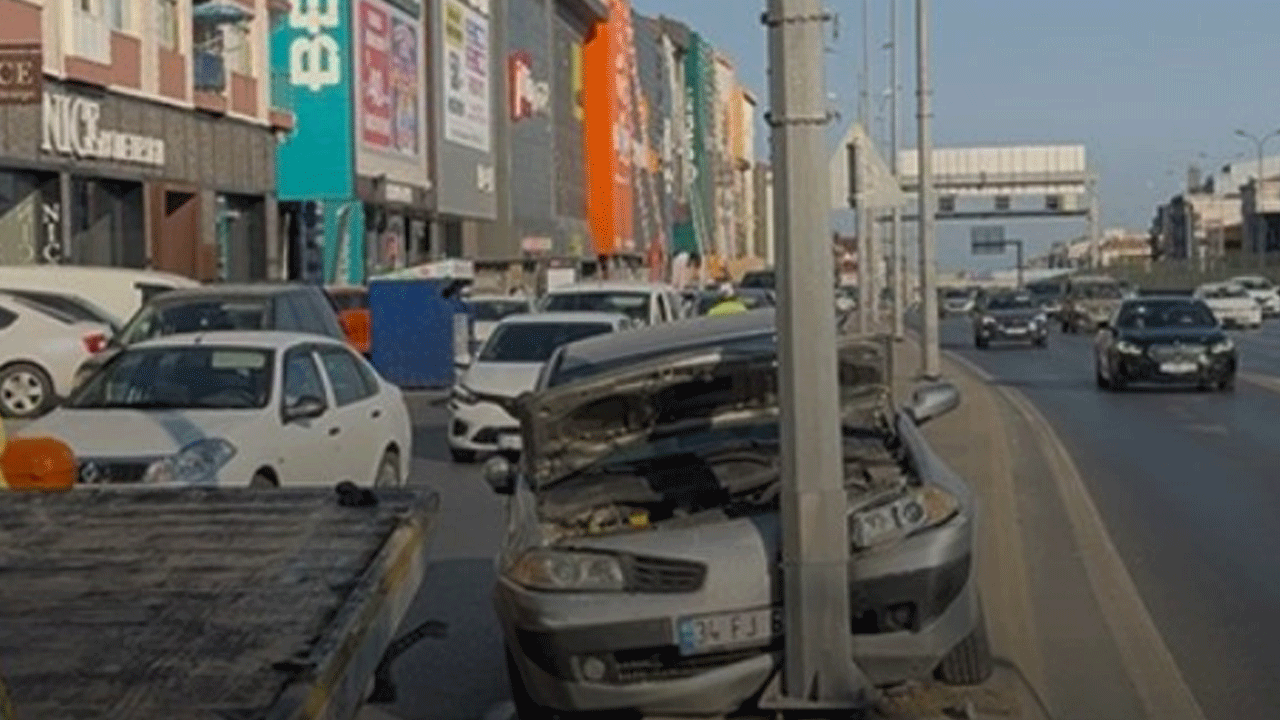 Avcılar'da otomobil refüje çıkarak elektrik direğine çarptı!