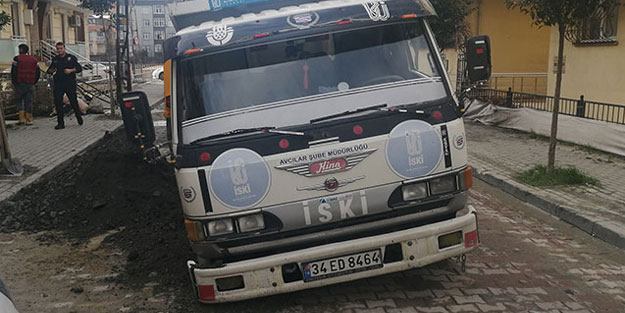 Avcılar'da su borusu patladı! İSKİ kamyoneti yola saplandı