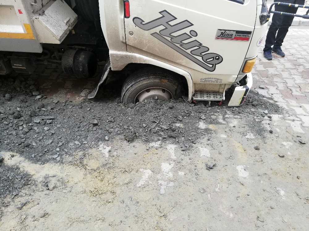 Avcılar’da yol çöktü, kamyon mahsur kaldı 