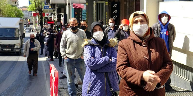 Avcılar'daki kuyruk 3 caddeye uzadı