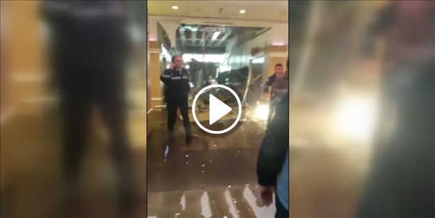 AVM'de asma tavan çöktü!