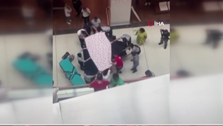 AVM'de bir kişi üçüncü kattan aşağı düştü!