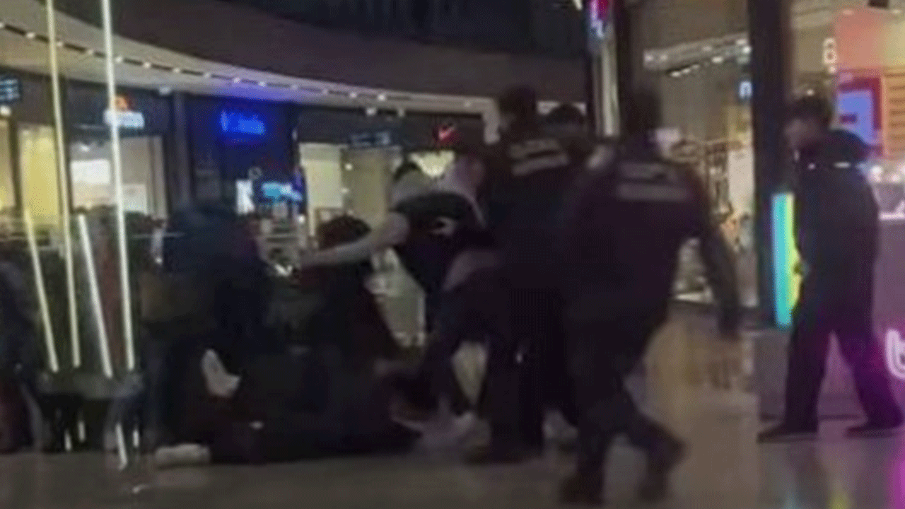 AVM'de büyük kavga! 2 grup tekme tokat birbirine girdi!