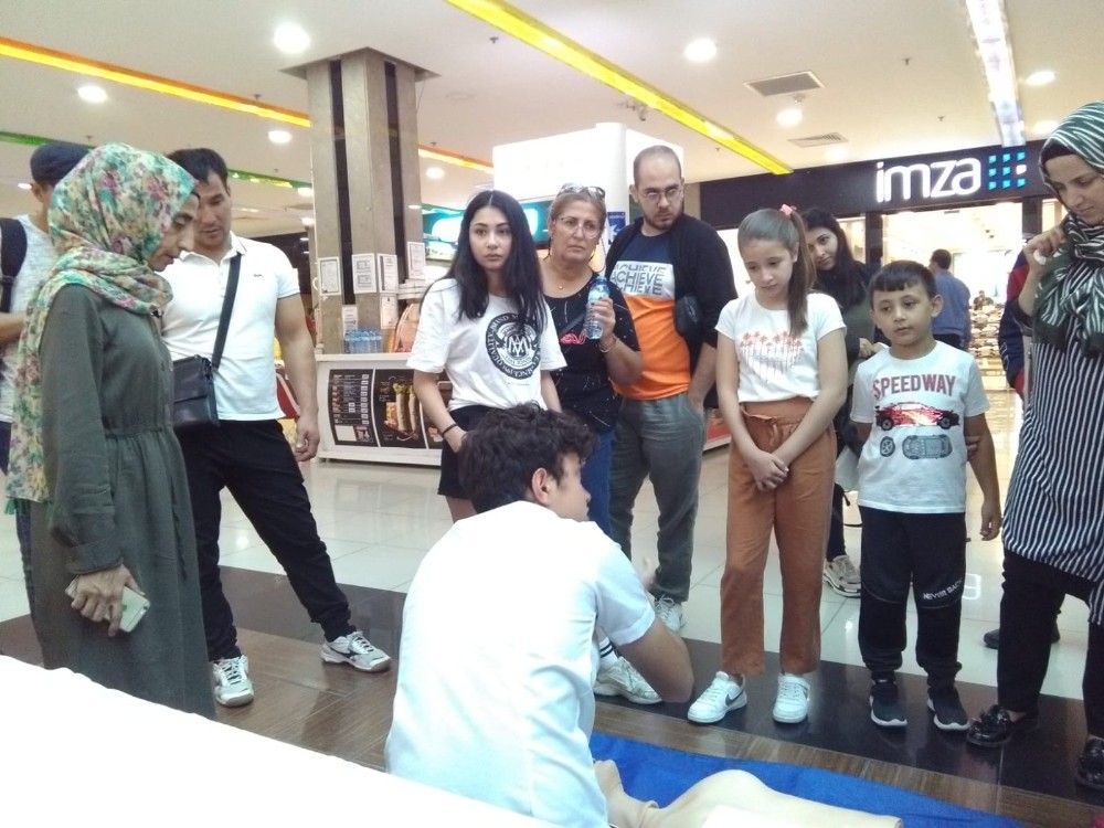 AVM’de ilginç anlar, gören oraya koştu 