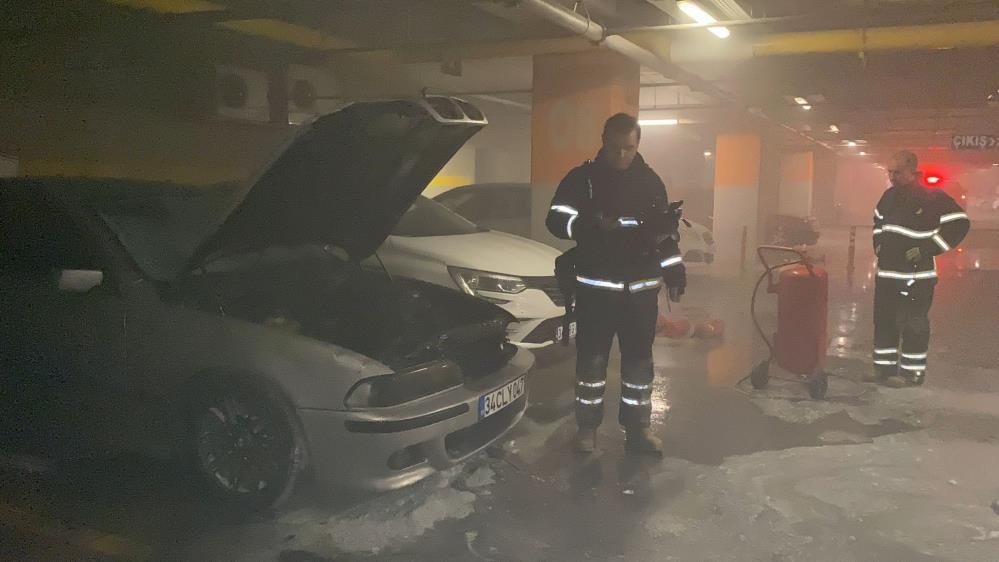 AVM'de korkutan yangın!