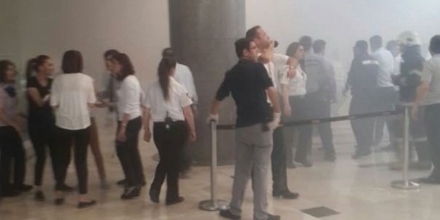 AVM'de yangın çıktı