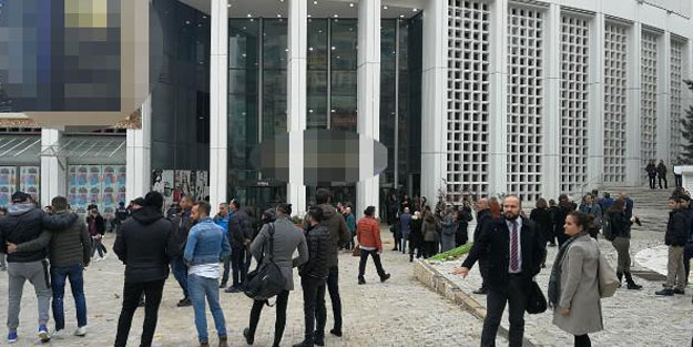 AVM'de yangın çıktı; söndürülünce girip alışveriş yaptılar