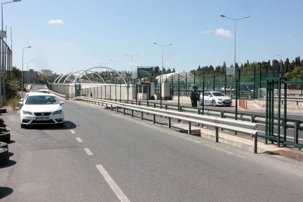 Avrasya Tüneli’nde kontrolden çıkan lüks cip yan yattı 