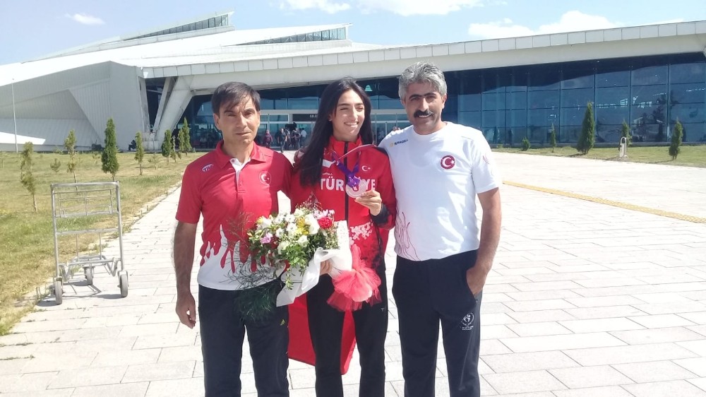 Avrupa 3’üncüsü Milli atlet Kars’ta çiçeklerle karşılandı 