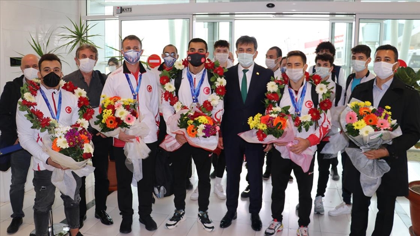 Avrupa Artistik Cimnastik Şampiyonası'nda altın madalya kazanan sporcular İzmir'e döndü