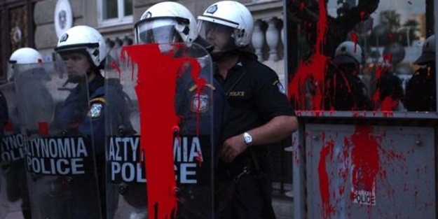 Avrupa Birliği bürolarına boyalı saldırı