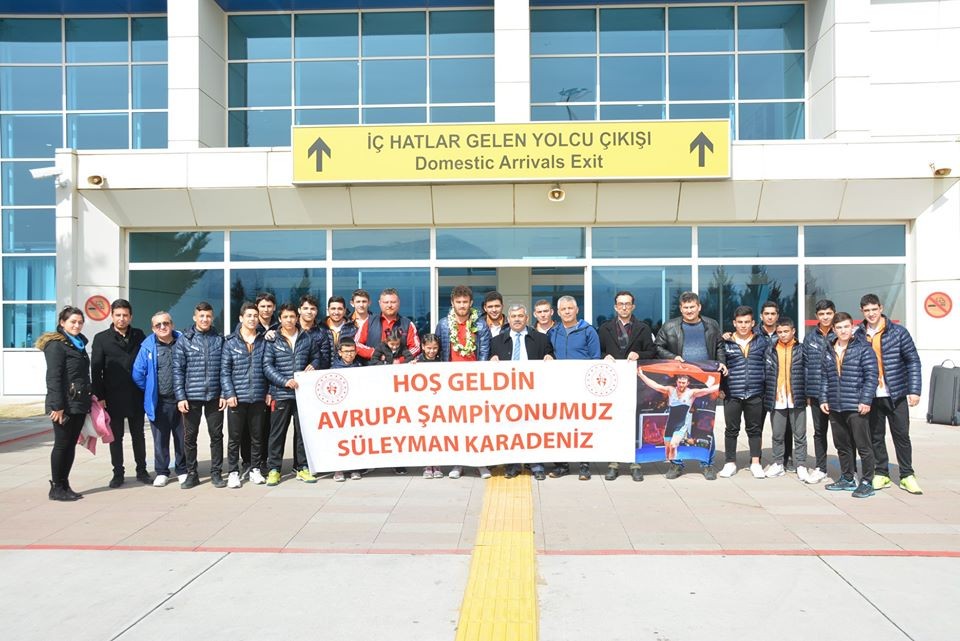 Avrupa Güreş Şampiyonu altın madalyasını şehit ailelerine armağan etti 