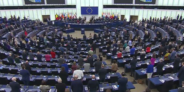 Avrupa Parlamentosu'nda Türkiye için saygı duruşu!