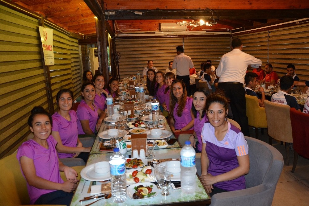 Avrupa şampiyonları iftarda buluştu 