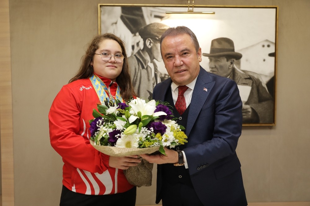 Avrupa Şampiyonu Aleyna’dan Başkan Böcek ve Esen’e ziyaret 
