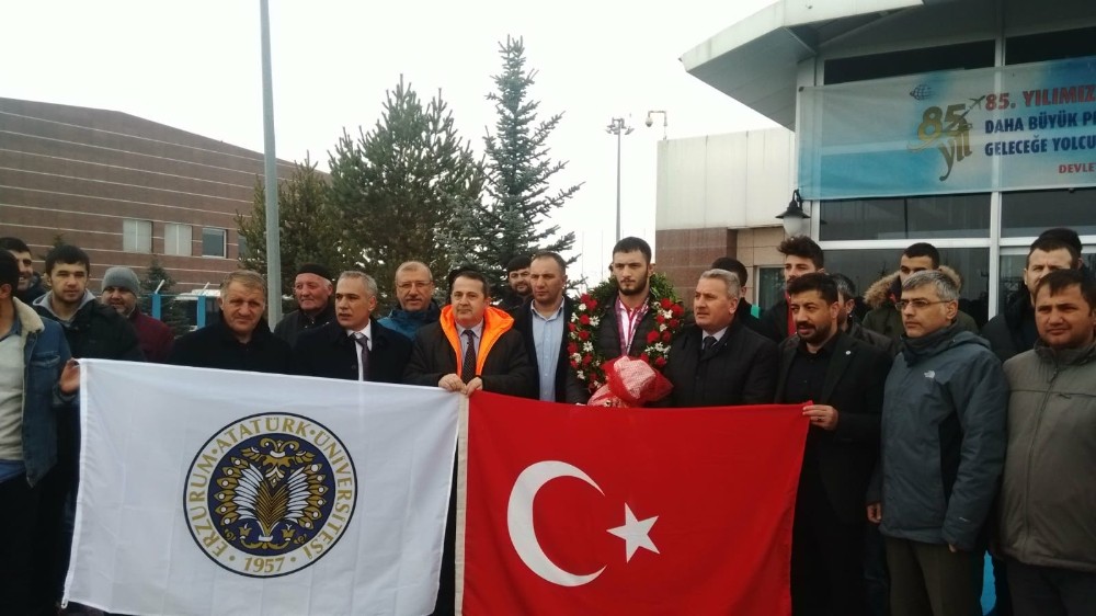 Avrupa şampiyonu çiçeklerle karşılandı 