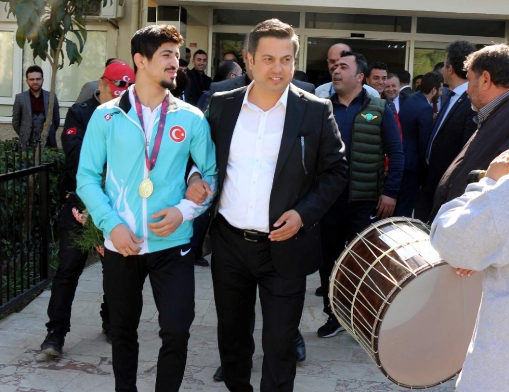 Avrupa şampiyonu Kerem Kamal’a görkemli karşılama