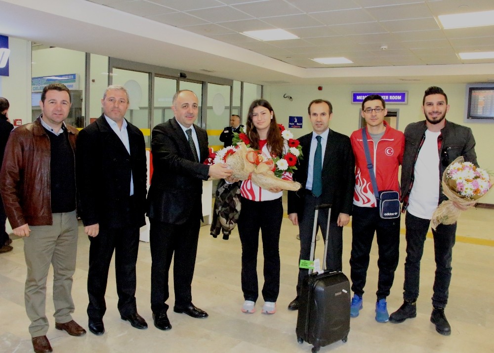Avrupa şampiyonu Nisanur’a havaalanında çiçeklerle karşılandı 