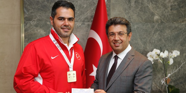 Avrupa Şampiyonu'na başkan Karadeniz'den ödül