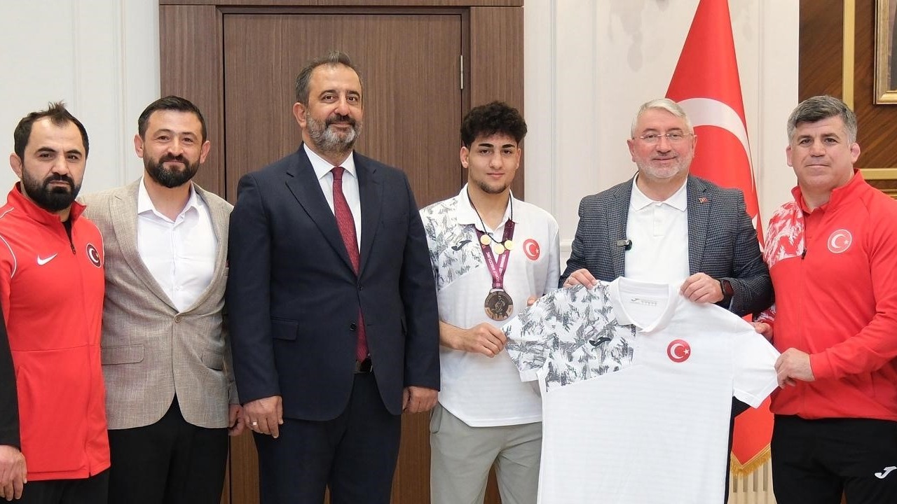 Avrupa üçüncüsü Güreşçi Bekir Keser, Çorum’da coşkuyla karşılandı