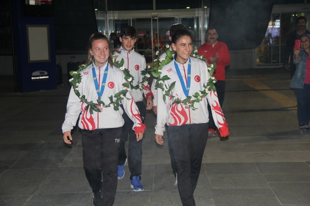 Avrupa üçüncüsü olan badmintonculara havalimanında coşkulu karşılama 