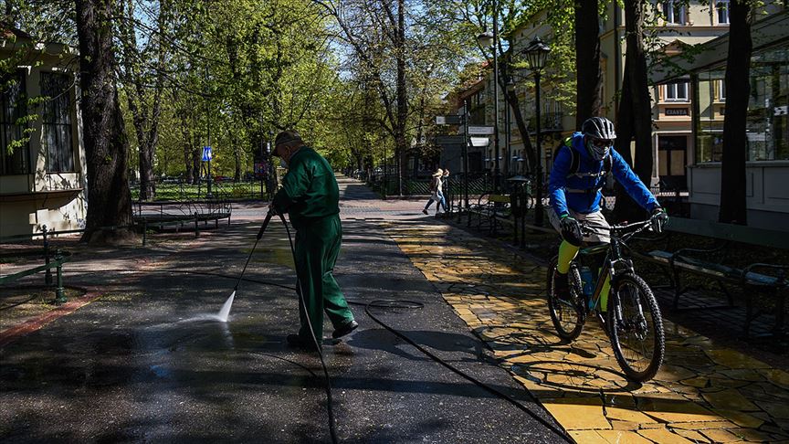 Avrupa ülkelerinde Kovid-19 tedbirleri günlük hayatı etkilemeye devam ediyor