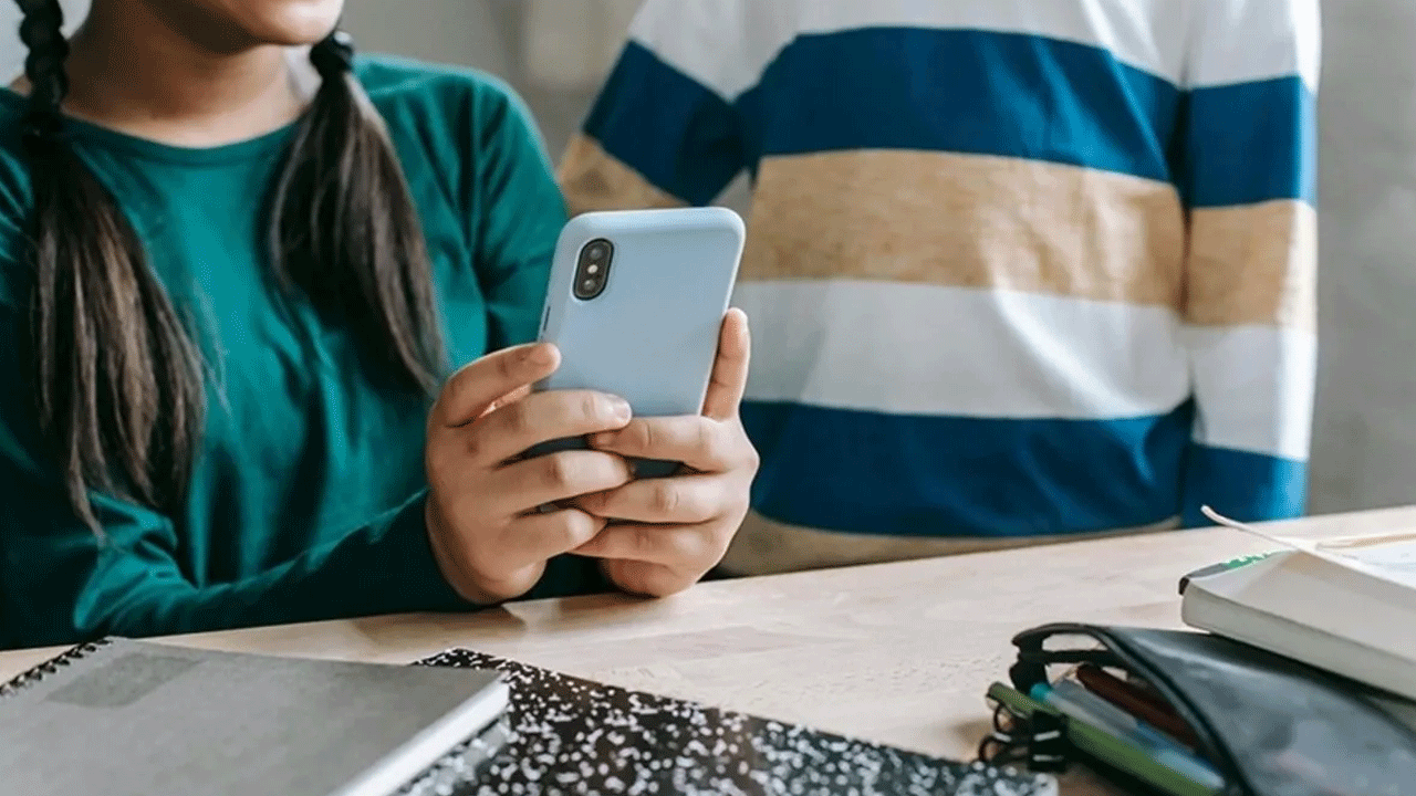 Okullarda akıllı cep telefonlarını yasakladılar