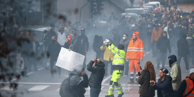 Avrupa ülkesi karıştı: Korona önlemini protesto eden halk limanları ele geçirdi!