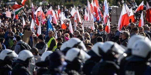 Avrupa ülkesinde 20 bine yakın sağlık çalışanı sokaklara döküldü!