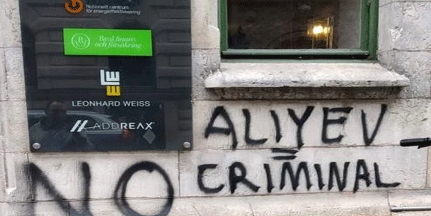 Avrupa ülkesinde Azerbaycan Büyükelçiliğine ırkçı saldırı