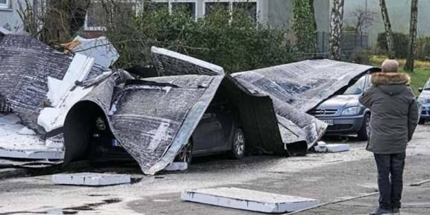 Avrupa ülkesinde etkili olan kuvvetli fırtınada en az 3 kişi öldü