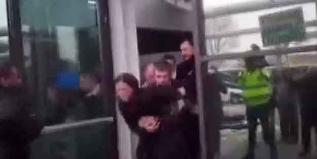 Avrupa ülkesinde milletvekilleri devlet televizyonundan zorla çıkarıldı