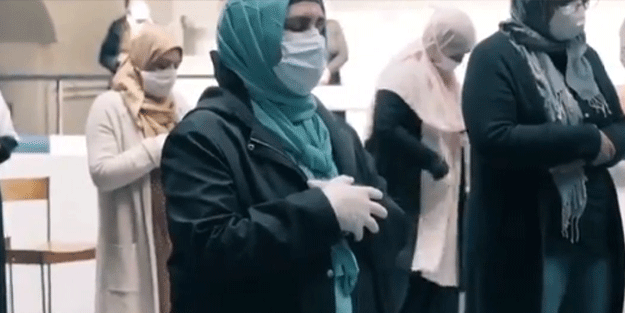 Avrupa ülkesinde namazı kilisede kıldılar