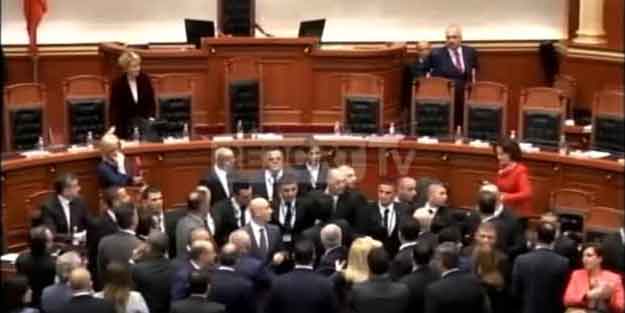 Avrupa ülkesinde skandal! Başbakana yumurta attılar