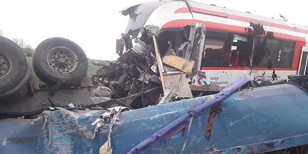 Avrupa ülkesinde tren kamyona çarptı! Ağır yaralılar var