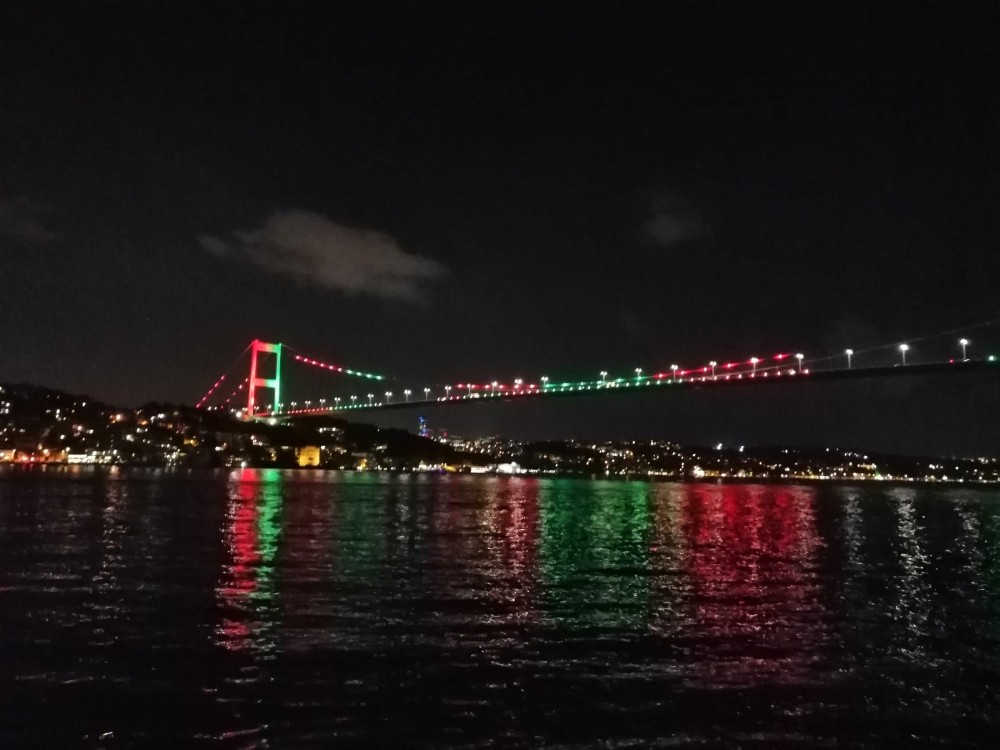 Avrupa ve Asya arası Afganistan bayrağı rengine büründü 