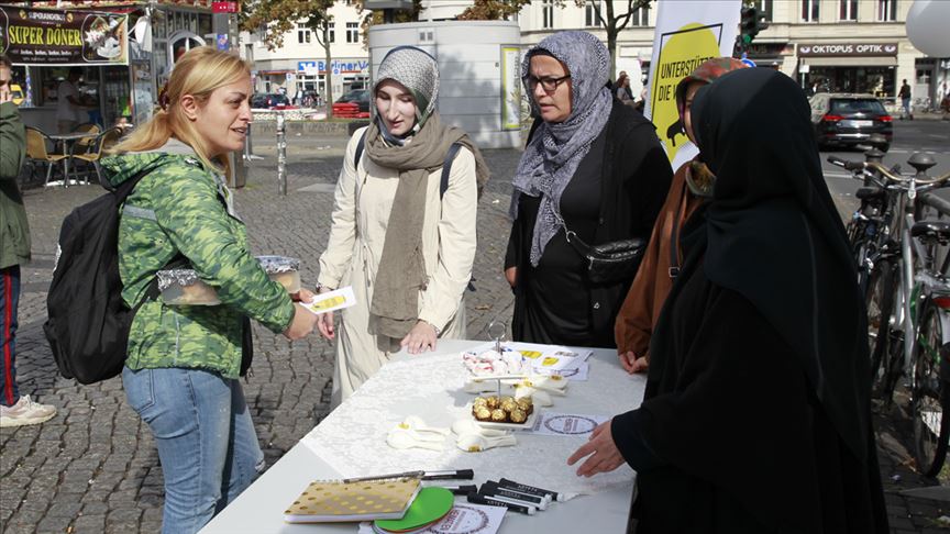 Avrupa'da 25 noktada Müslüman kadınlara yönelik ayrımcılığa karşı sokak etkinliği